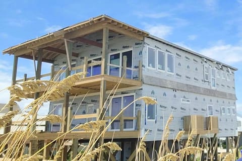 New Construction! 6 bedroom Oceanfront with pool Haus in Oak Island