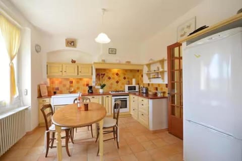 Dining area, dishwasher, oven, stove, toaster