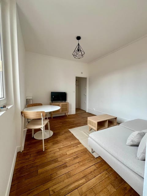 Appartement cosy à 2 min de la gare d'Aulnay sous bois Apartment in Île-de-France