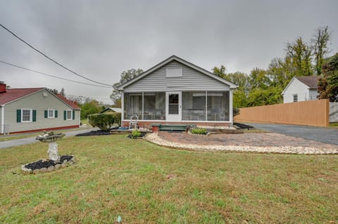 Home about 10 Mi to Novant Health, Great for Nurses! House in Winston-Salem