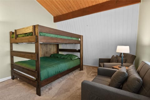 Bedroom, bunk bed