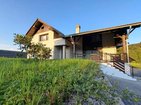 Property building, Day, Garden, Garden view, Parking