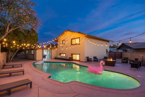 6 Br Resort Style Home Pool Game Room Fire Pit House in Glendale