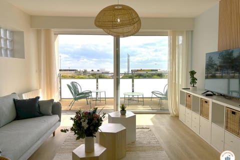 View (from property/room), Balcony/Terrace, Living room, Seating area