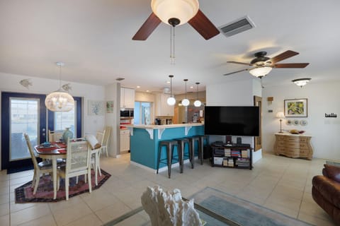 Casa de Palms- Waterfront 4BR Villa Pool and Dock Apartment in Cape Coral