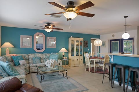 Casa de Palms- Waterfront 4BR Villa Pool and Dock Apartment in Cape Coral