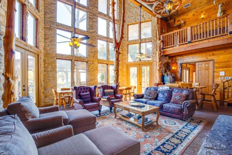 Lakefront Lodge 51 Mi to Dallas Great for Groups! Maison in Lake Tawakoni