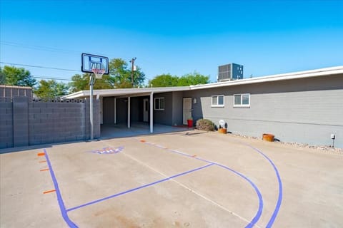 Basketball Court & Heated Pool, 1 Mi To Old Town! House in Scottsdale