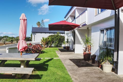 Property building, Patio, Spring, Day, Garden, Garden view, sunbed
