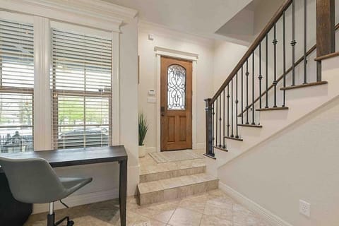 Northgate Nest Townhome 2 BR 2.5 BA Office Walk to TAMU House in College Station