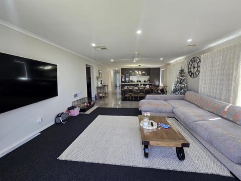 Communal lounge/ TV room, TV and multimedia, Living room, Seating area, Evening entertainment