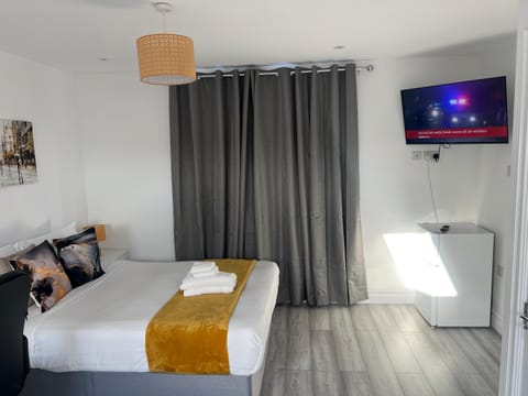 Communal lounge/ TV room, Bed, TV and multimedia, Photo of the whole room, Bedroom