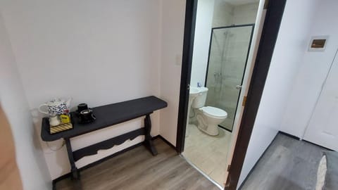 Pieza independiente con baño privado Hotel in Los Ángeles