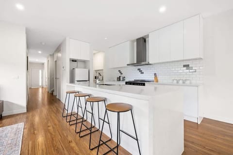 The Rayhur Residence - Modern Family Townhouse House in City of Monash