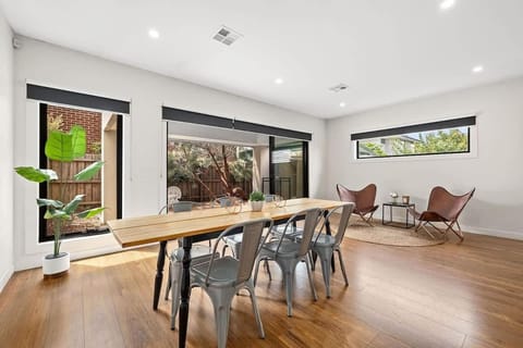 The Rayhur Residence - Modern Family Townhouse House in City of Monash