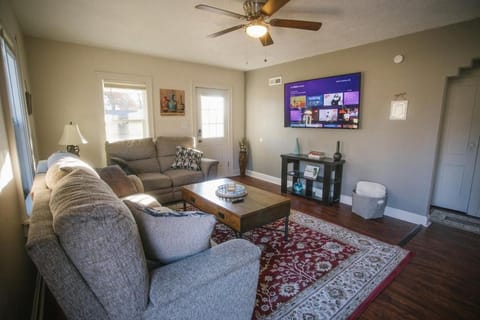 TV and multimedia, Living room, Seating area, Evening entertainment