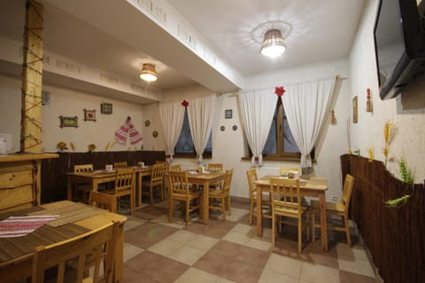 Restaurant/places to eat, Restaurant/places to eat, Lounge or bar