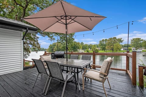 Property building, Patio, Spring, Day, Natural landscape, View (from property/room), Balcony/Terrace, Dining area