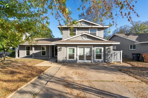 Texas Retreat Music Vibes & Game Room! House in South Congress