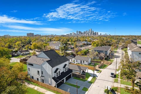 The Entertainers Duplex- Perfect for Gathering 16 Apartment in Houston