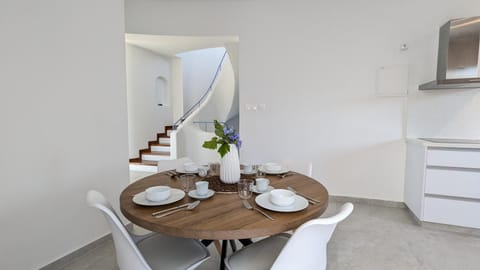 Kitchen or kitchenette, Dining area, Breakfast