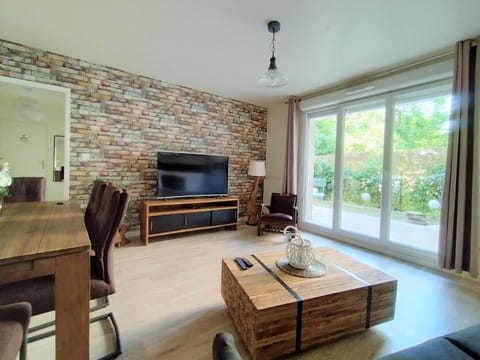 TV and multimedia, Living room, Seating area, Dining area