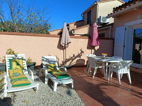 Property building, Patio, Day, Dining area, sunbed