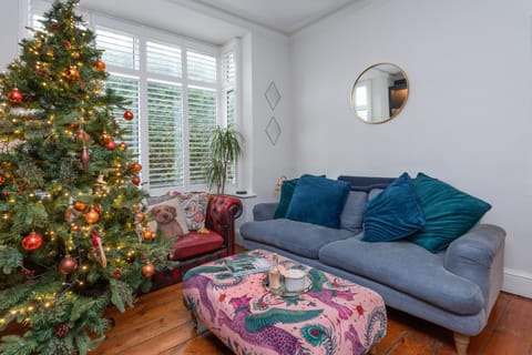 Stylish 3-Bed House in Brentford near Richmond House in Brentford