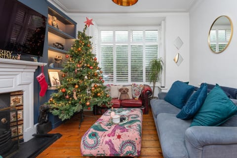 Stylish 3-Bed House in Brentford near Richmond House in Brentford