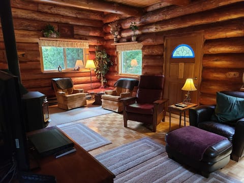 Two Bedroom Real Log Cabin with WIFI and EV Char ger Casa in Glacier