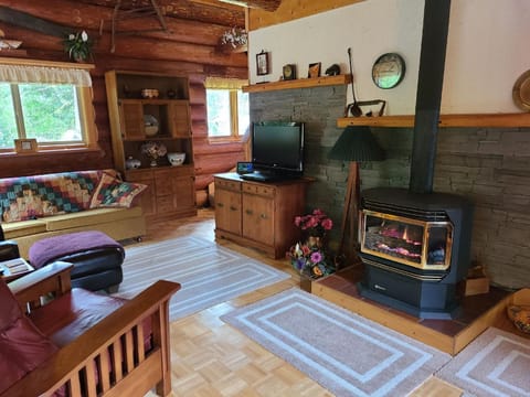 Two Bedroom Real Log Cabin with WIFI and EV Char ger Casa in Glacier