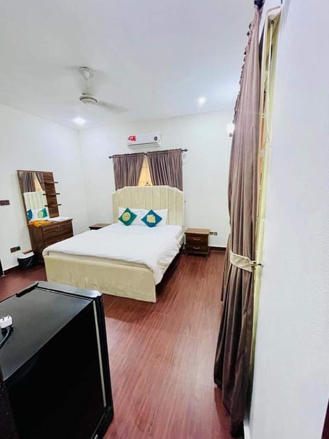 Family Guest House Bed and Breakfast in Karachi