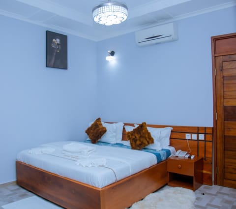 Bed, Photo of the whole room, Bedroom, air conditioner