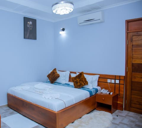 Bed, Photo of the whole room, Seating area, Bedroom, air conditioner