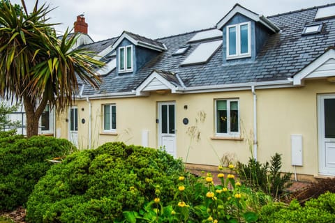 Property building, Day, Garden, Garden view