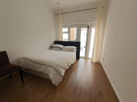 Private Room Direct Travel Heathrow & Central Ldn Bed and Breakfast in London Borough of Ealing