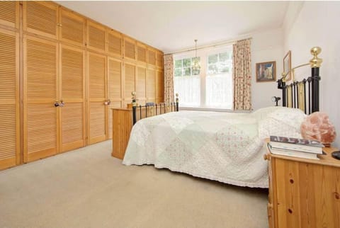 Charming Edwardian 5 Bed House London House in Edgware