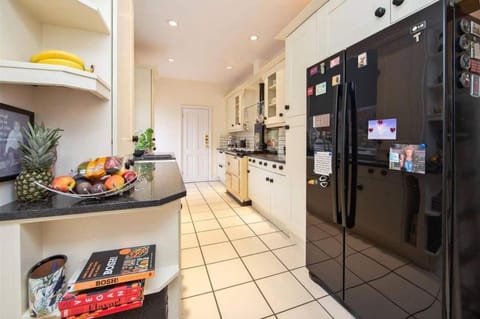 Charming Edwardian 5 Bed House London House in Edgware