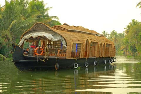 Waterrail houseboat House in Kumarakom