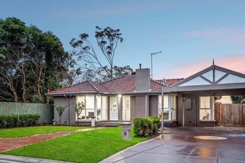 Family Home for 12 in Werribee House in Melbourne