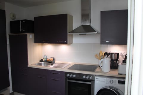 Coffee/tea facilities, Kitchen or kitchenette, oven, stove, toaster, washing machine, dryer