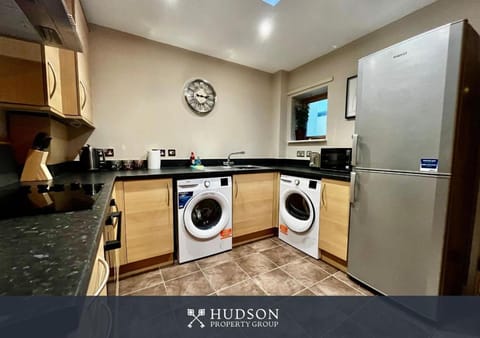 Kitchen or kitchenette, oven, pet friendly, stove, toaster, washing machine, dryer