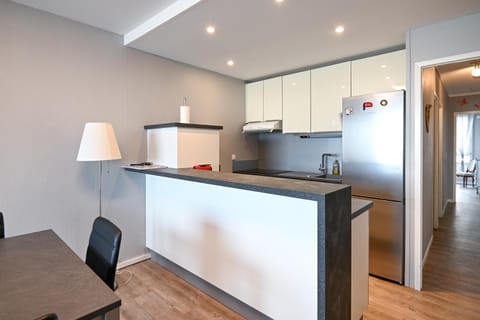 Kitchen or kitchenette, Dining area, minibar