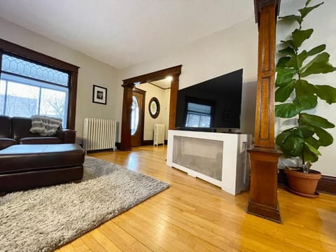 Charming Centrally Located Duplex with Parking Apartment in Minneapolis