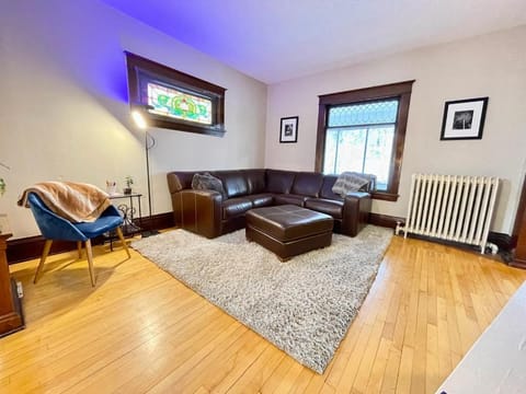 Charming Centrally Located Duplex with Parking Apartment in Minneapolis