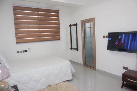 Bed, TV and multimedia, Bedroom