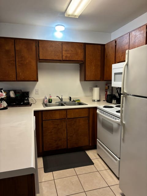 Coffee/tea facilities, Kitchen or kitchenette, dishwasher, oven, stove, toaster