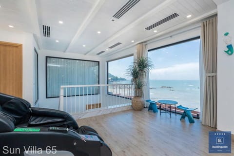 Communal lounge/ TV room, Bed, Natural landscape, Living room, Photo of the whole room, Seating area, Evening entertainment, Bedroom, Sea view, sunbed