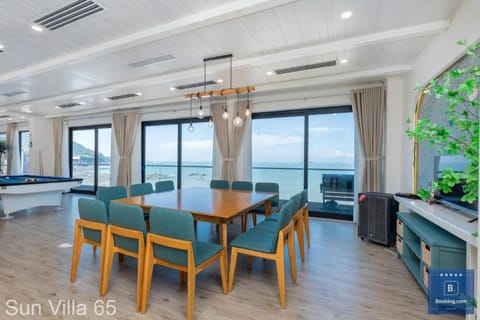 Communal lounge/ TV room, Natural landscape, TV and multimedia, Living room, Seating area, Dining area, Evening entertainment, Sea view, fireplace, air conditioner