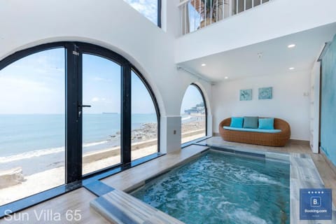 Bed, Natural landscape, Hot Tub, Photo of the whole room, Bedroom, Pool view, Sea view, Swimming pool, sunbed